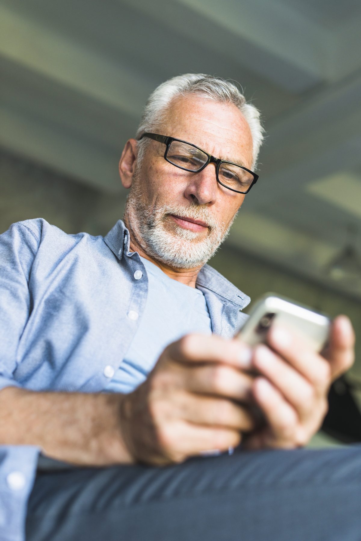 Homem acompanhando o projeto pelo celular