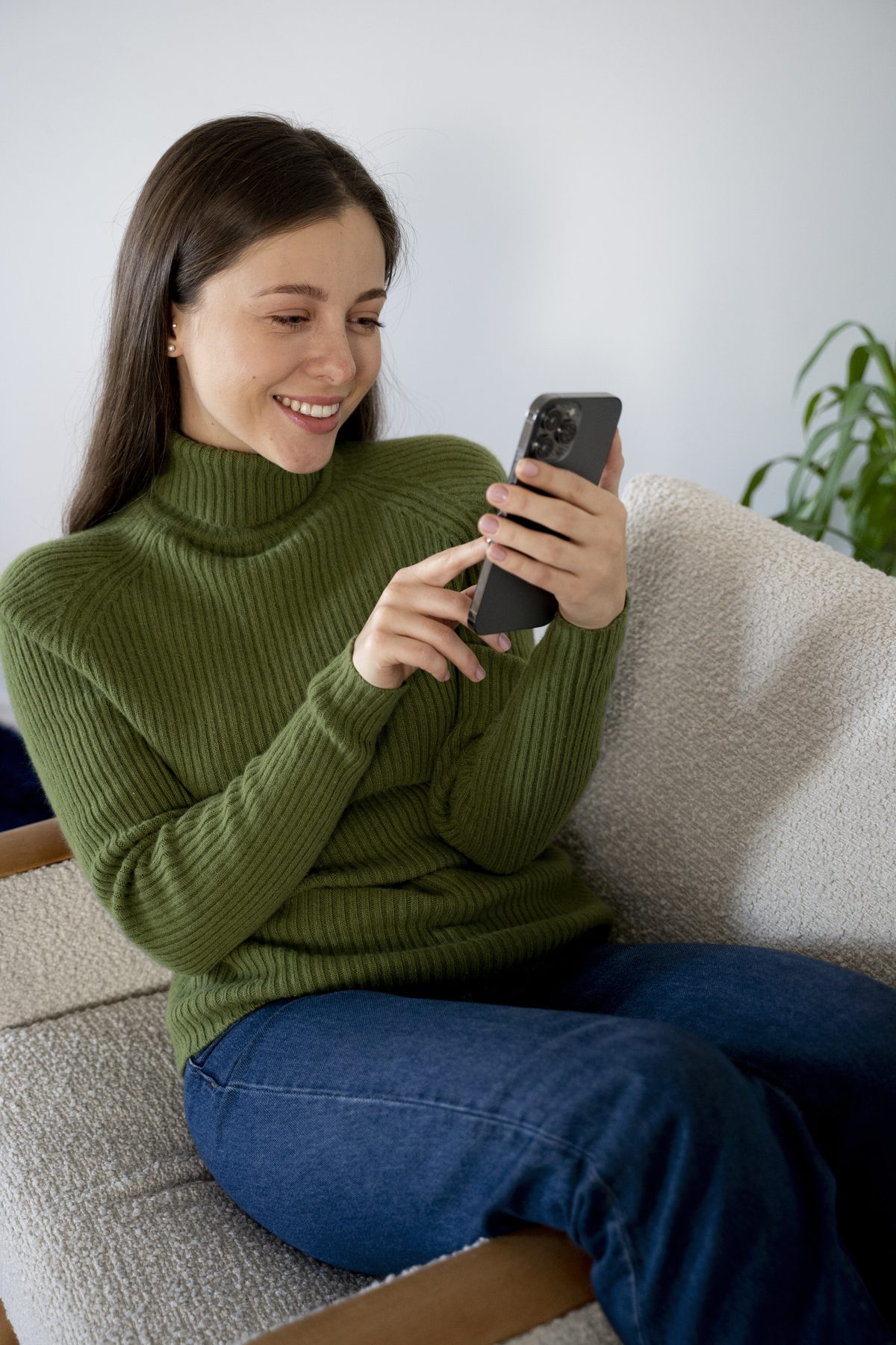 Mulher sorrindo enquanto pesquisa no celular